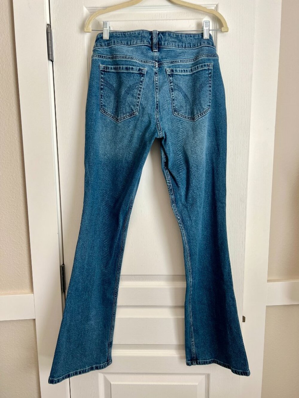 Hollister Low Rise Bootcut Distressed Medium Wash Jeans Size - 8L W29 - Picture 4 of 7
